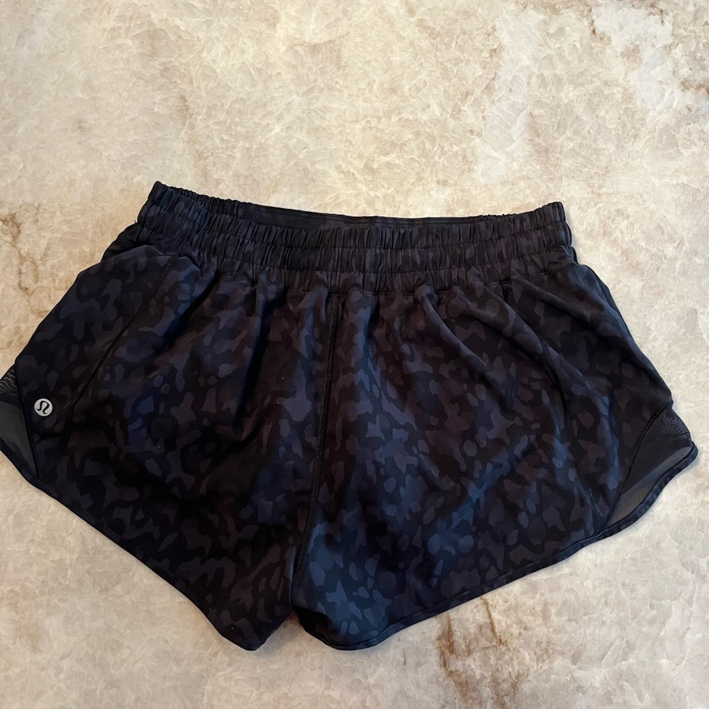 Lululemon lined hottie hots size 8 low-rise 2.5 inch black cheetah print